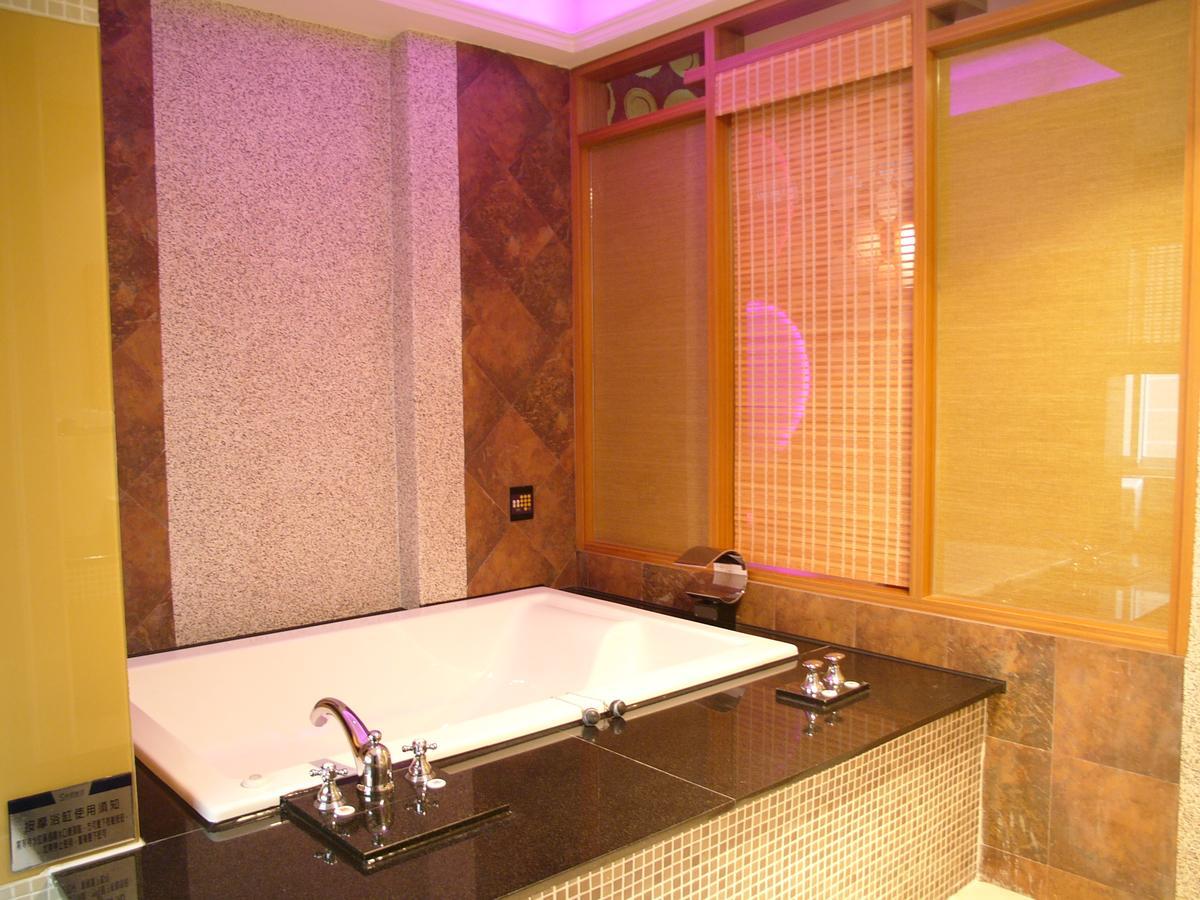 Sexy City Motel Тайнань Экстерьер фото
